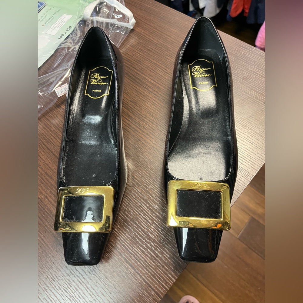 Authentic Roger Vivier Patent Leather Closed Toe Small Heeled shoe Size 41